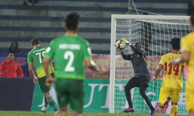 Nam Định hoà tiếc trong ngày chảo lửa Thiên Trường chật kín khán giả